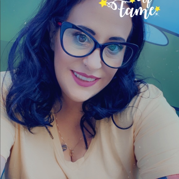 Meet your Posher, Nicole - Picture 1 of 1